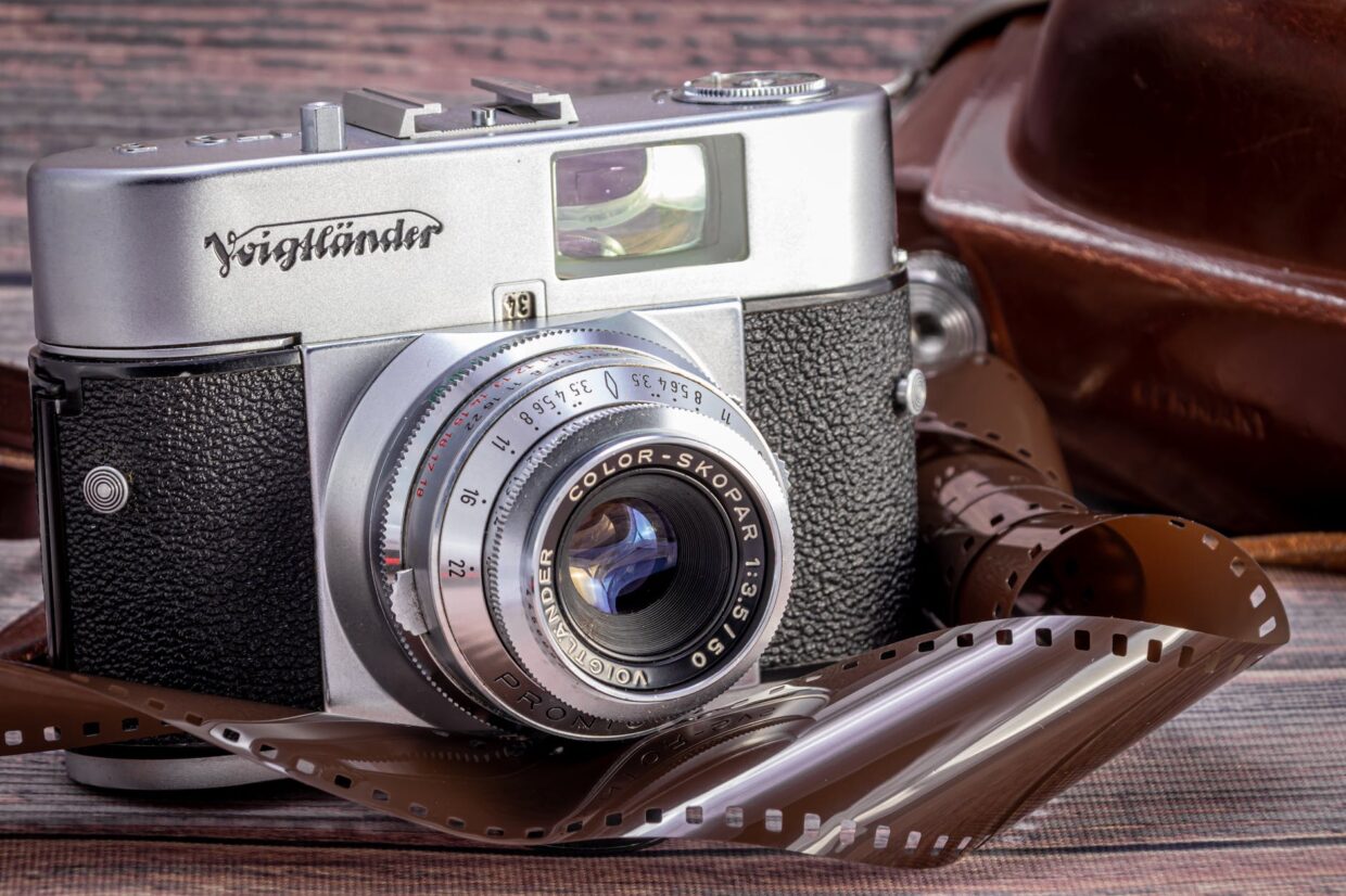 black and silver nikon dslr camera